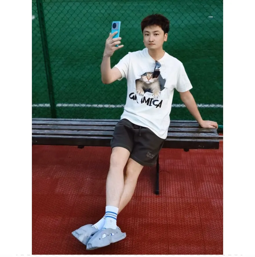 🦋Exclusive for cross-border supply, Hot Sale🦋80 【Light Black】Essentials FW 23 Essentials Shorts Smoke Solid color elastic straight American heavyweight casual shorts for men and women Same Style ESSENTIALS was founded in Los Angeles, USA in 2018. The original intention of the establishment was to let more people wear affordable Versatile trendy items. In terms of fabric tailoring, it follows the same comfort and fineness as FEAR OF GOD, and the design is simplified from complexity, with the eye-catching "ESSENTIALS" LOGO running throughout. ESSENTIALS has been favored by fashion enthusiasts since its launch, and many European and American superstars are also its loyal buyers, such as KANYE WEST, JUSITN BIEBER, RIHANNA, etc. . . . . The most popular FOG color on the Internet is here, double-row silicone, the original custom-made fabric is soft and comfortable, no color difference, the custom-dyed rib collar is dyed in the same vat, the original Authentic designated flocking printing factory, there are few machines on the market that can produce a three-dimensional 3D feeling, the width and length of each letter and the 3D depth, etc., the ceiling of the industry, that is to say, you don’t need to look closely to know that it is 3D. In the details, we can see that the size of each corner of the hood is symmetrical and made of double-layer fabric. Factory’s great technology is that it can make each corner symmetrical so that it doesn’t look soft and floppy when worn, and it feels stiff. The original OVERSIZE version is full of high street style. Color: Light Black, Haze Blue, Plum, Seal Gray Size: XS-XL (maximum weight) Recommended: Same Style for men and women